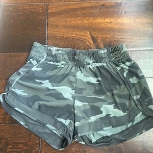 Athleta Mesh Racer Run Short 4in - small      great condition